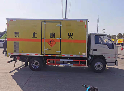 西夏爆破器材运输车工人安全操作规范与智能技术保障